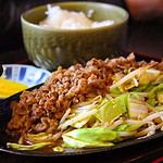 Savory pan-fried beef with leeks on a plate.