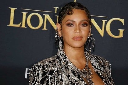 Beyoncé in elegant attire at The Lion King premiere.