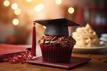 Graduation-themed cupcake with cap decoration.